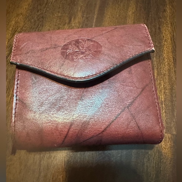 Buxton women's Top Grain Cowhide
Exterior Burgundy Wallet - Picture 9 of 11